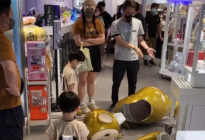 Pagan 4.200 dólares por romper “teletubby” gigante en juguetería de Hong Kong