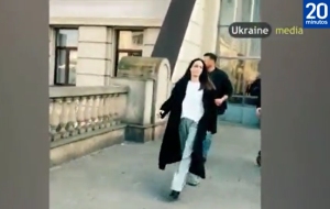 Angelina Jolie es evacuada durante una alerta por bombardeo en su visita a Ucrania (Video)