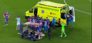 Dramático: Ronald Araujo perdió el conocimiento y fue retirado en ambulancia del Camp Nou (IMÁGENES)