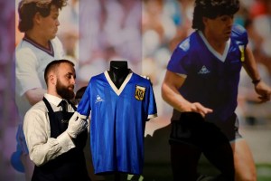 Cuenta regresiva para la polémica subasta de la camiseta de Maradona: cuál es la oferta que se está imponiendo