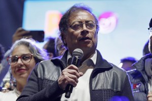 Petro culpó a Uribe de negociar con paramilitares que llevaron al surgimiento del Clan del Golfo