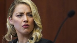 Incontrolable: Sufrió un ataque de risa en pleno juicio entre Amber Heard y Johnny Depp (VIDEO)