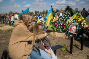 Ucrania celebra su día de Difuntos con homenajes a los héroes de guerra