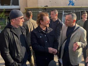 Bono visita las ciudades ucranianas bombardeadas de Bucha, Irpin y Borodyanka