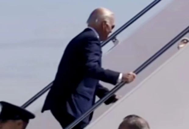 ¿Caer con estilo? Biden resbaló nuevamente por las escaleras del Air Force One