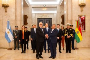 Argentina y Bolivia firman acuerdo de cooperación técnica militar
