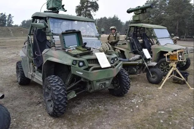 Al estilo Mad Max: Ucranianos usan pequeños buggies para destruir tanques rusos… y aviones (VIDEO)