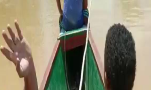 No es Jumanji, es Zulia: En canoa se trasladan habitantes de Casigua El Cubo tras inundaciones (Video)