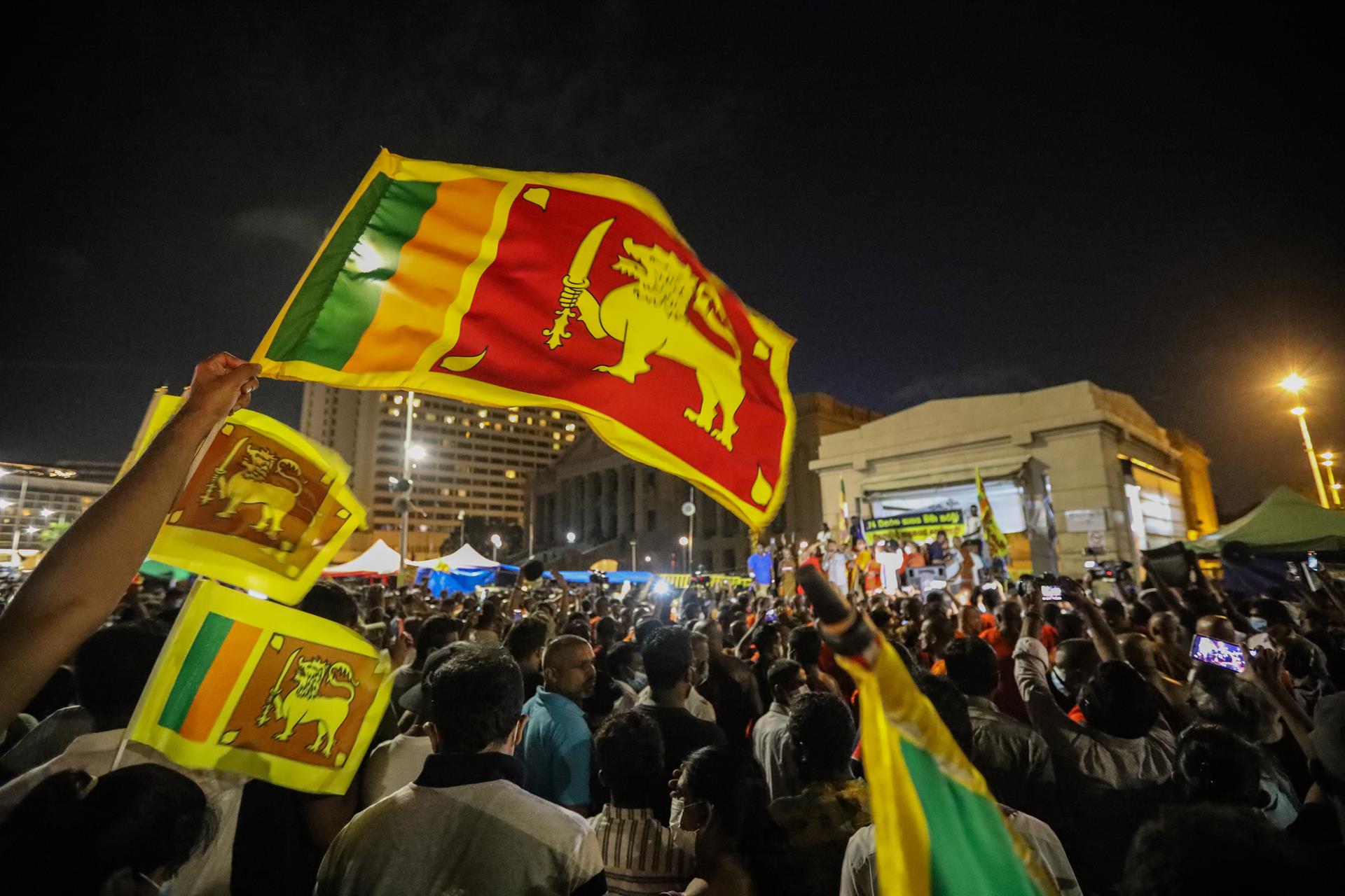 Dimite el primer ministro de Sri Lanka tras varias semanas de protestas