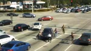 Mujer quedó inconsciente al volante y buenos samaritanos la salvaron de un trágico accidente en Florida (VIDEO)