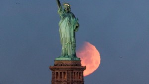 El cielo de Nueva York se teñirá de rojo: Cómo ver el eclipse de la “Luna de flores”