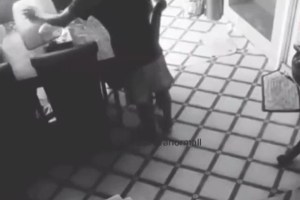 El impactante VIDEO de un hombre siendo atacado por un fantasma mientras ponía la mesa