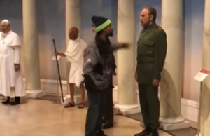 Hombre enfurecido le cayó a bofetadas al Fidel Castro de cera en un Museo de Nueva York (VIDEO)