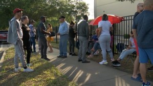 Retrasos en oficinas de ICE en Orlando obligan a migrantes a dormir en las calles