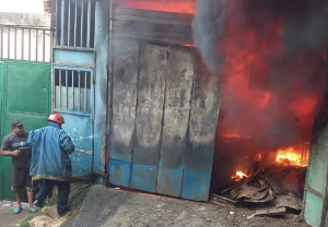 Vehículo se incendió en una vivienda de Petare este #21May (Fotos)