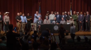 Tiroteo en Texas: líder demócrata interrumpe a gobernador de Texas en plena rueda de prensa (VIDEO)