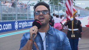 Luis Fonsi entonó el himno de EEUU minutos antes de la salida de los pilotos en el GP de Miami (Videos)
