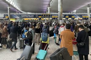 Aeropuertos británicos, en medio del caos debido a la cancelación de vuelos