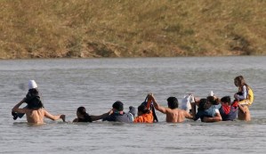 Se lanzan al río: La decepción por el Título 42 invade a migrantes en la frontera con EEUU