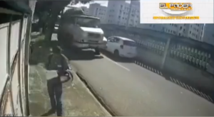 ¿Milagro? Se salvó de ser aplastado por un camión en Brasil (VIDEO)