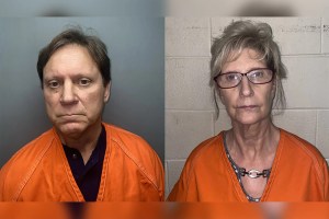 Conmoción en Luisiana: Padres de la mujer encontrada “derretida” en un sofá son acusados de asesinato