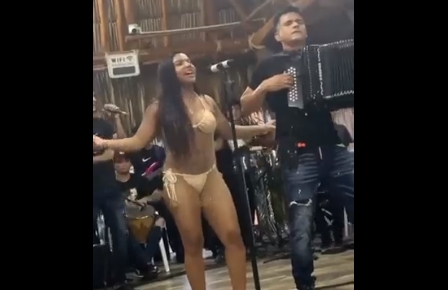 Cantante de vallenato desató polémica tras presentarse en una fiesta privada con diminuto bikini (VIDEO)