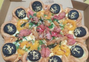 ¿La comerías? La peculiar pizza con galletas Oreo, pollo frito y calamar (VIDEO)