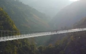 Inauguran el puente de cristal más largo del mundo: 600 metros de puro vértigo