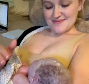 Mujer causa revuelo en EEUU tras negarse a bañar a su hijo recién nacido durante un mes (VIDEO)