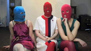 Integrante del grupo punk Pussy Riot logró escapar de Rusia disfrazada como repartidora