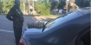 Una mujer se subió a un taxi con una pitón en su morral