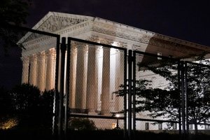 En FOTOS: Valla de dos metros a favor del aborto rodea el Tribunal Supremo de EEUU