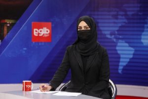 Las presentadoras de televisión en Afganistán fueron obligadas a cubrirse el rostro para salir al aire