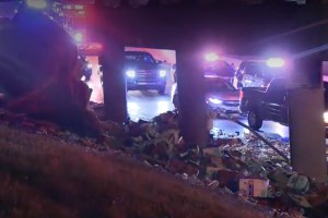 Se le cayeron los huevos: El desastre vial que causó un camión en autopista de Texas