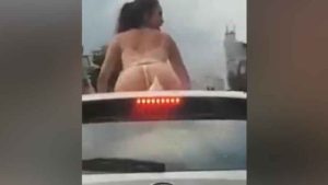 VIDEOS: Se sacó la ropa y asombró a todos haciendo “twerking” en plena calle de Medellín
