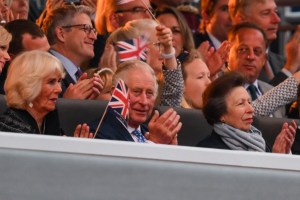 Príncipe Carlos agradeció a Isabel II por 70 años de servicio a Reino Unido