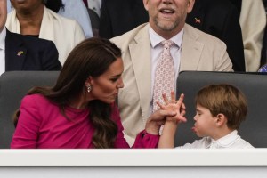 El príncipe Luis vuelve a conquistar al público… y coloca a prueba la paciencia de su madre (Fotos)