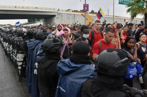 Miles de migrantes entre ellos venezolanos salen en caravana del sur de México con rumbo a EEUU (Fotos y Video)