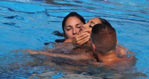 Susto en Mundial de Natación: rescataron a nadadora que se desmayó en la piscina (Fotos)