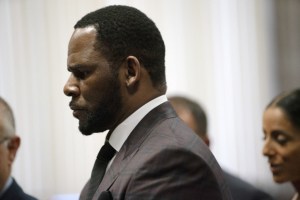 Cantante R. Kelly se enfrenta a cadena perpetua por abusos sexuales