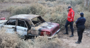 Hallaron cadáver atado de pies y manos en la maleta de un carro incendiado en Argentina