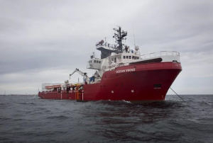 Casi 400 migrantes esperan en barcos humanitarios en el Mediterráneo central