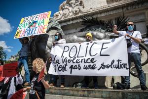 Protesta en París contra la violencia policial en vispera de las elecciones legislativas