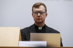 Jesuita y experto mundial en abusos sexuales urgió a limpiar la Iglesia y acabar con escándalos de pedofilia