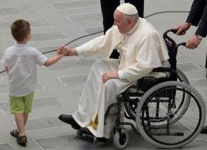 El dolor de rodilla del papa Francisco obliga a cancelar la misa del Corpus Christi