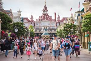 Ultraconservadores critican un espectáculo Lgtb en Disneyland París