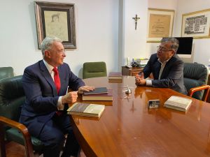 Expresidente Uribe no asistirá a la investidura de Petro porque tiene “complejo de preso”
