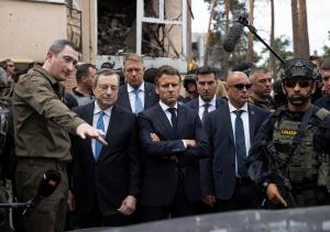 Macron habla de “crímenes de guerra” tras comprobar la destrucción en la región ucraniana de Irpin