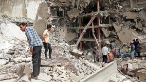 Aumentan a 41 muertos el balance del derrumbe de un edificio en Irán
