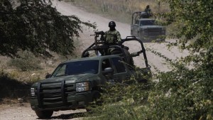 Captan a soldados mexicanos bajando la mirada e ignorando el paso de un convoy de supuestos sicarios fuertemente armados (VIDEO)